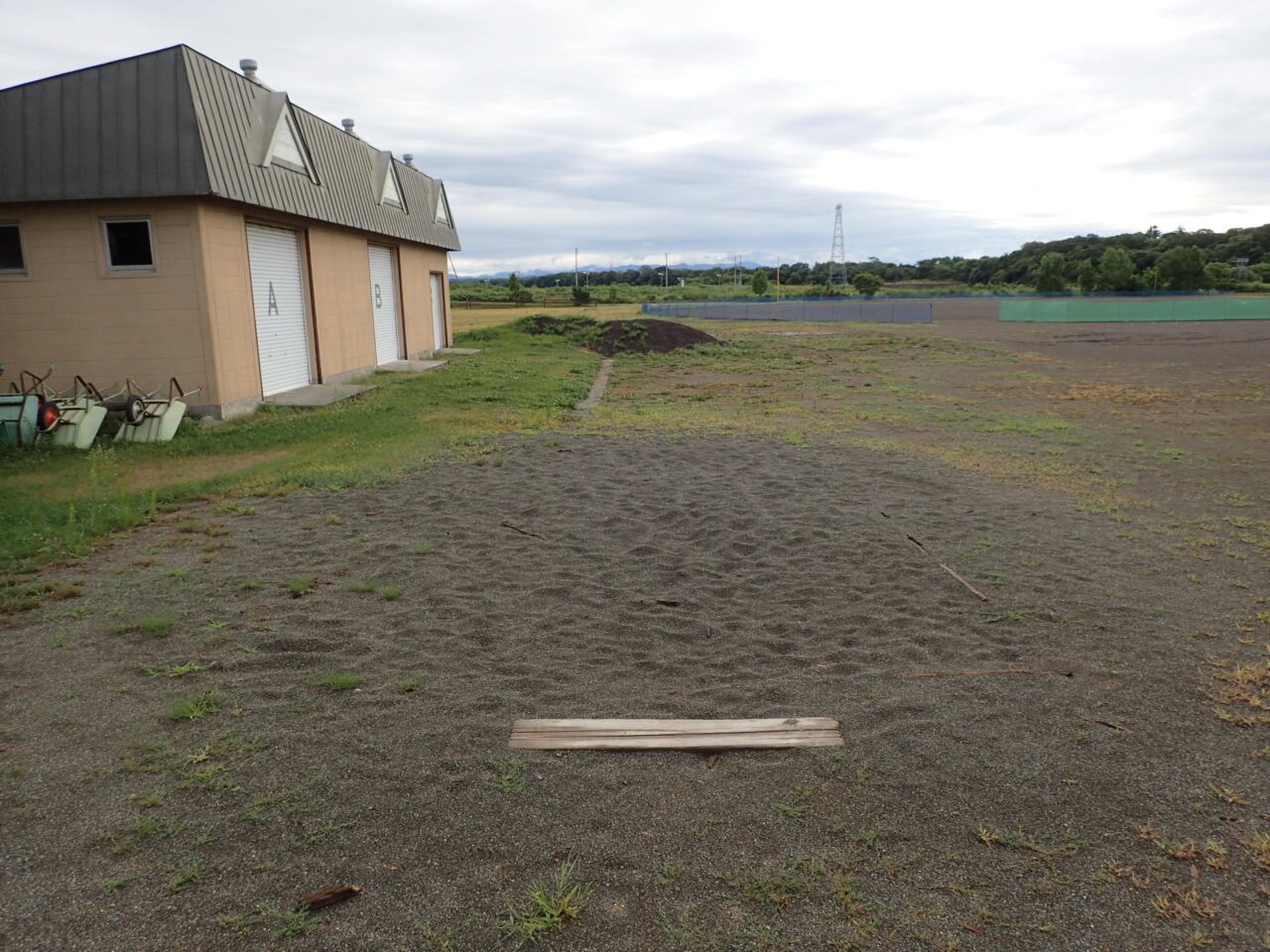 富川小学校 走り幅跳び用砂場の環境整備