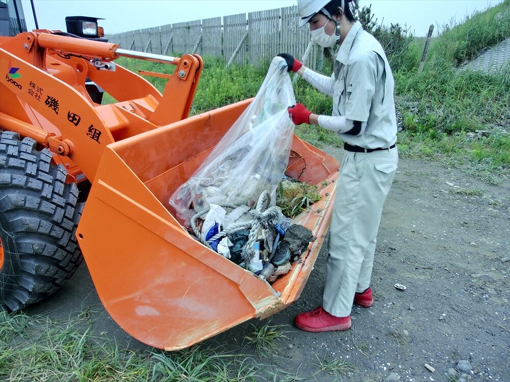 海洋プラスチックごみ削減を目的とした海岸清掃活動