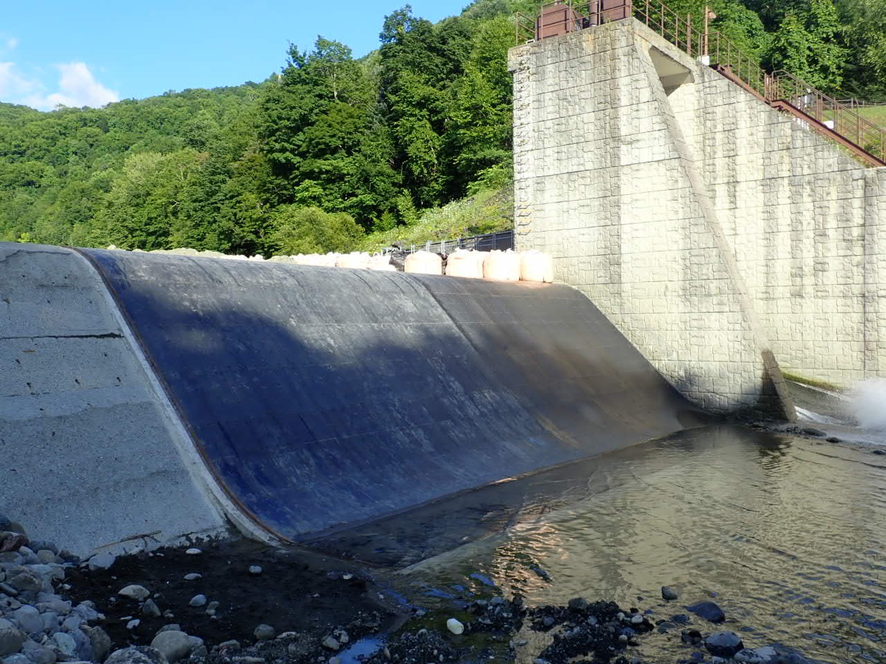 日高発電所 取水堰修繕工事（2期）